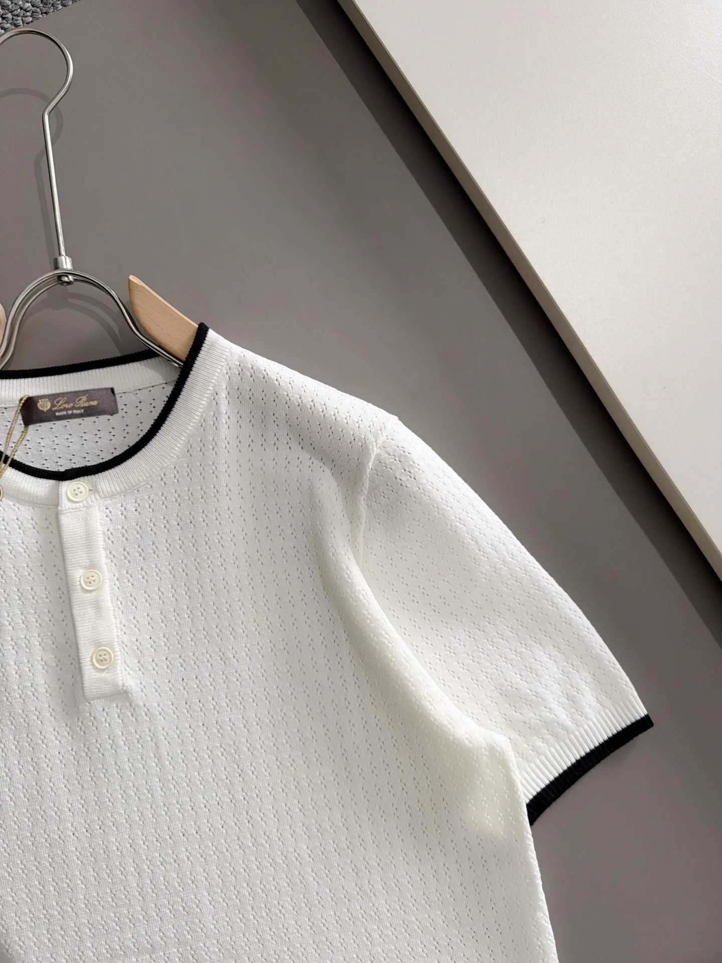LP high quality Loro Piana 26ss New Arrival men's short-sleeved T-shirt. Made of combed cotton yarn knitted cotton fabric, no pressure when entering and exiting the counter. Exclusive control of raw materials. It feels substantial when weighed, and the upper body is more textured than ordinary T-shirts. This texture can handle the weather easily and is suitable for both hot and cold! Loose fit design, looks noble. The only correct version is available Size: M to 3XL